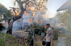 KEBAKARAN TERJADI KEMBALI DI KECAMATAN BEDUAI KABUPATEN SANGGAU – KALBAR DUA RUMAH HABIS TERKENA