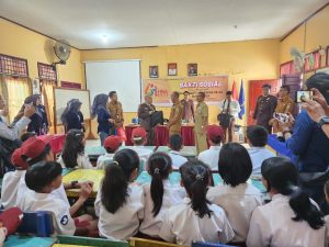 KAJARI  KABUPATEN SANGGAU MENYALURKAN BANTUAN SOSIAL. (BANSOS)  ,GURU  Dan SISWA SDN .03  (ENTIKONG.)