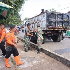 Kerja Bakti Bersama Kodim 1204/Sanggau Bersihkan Lingkungan Keraton Sanggau