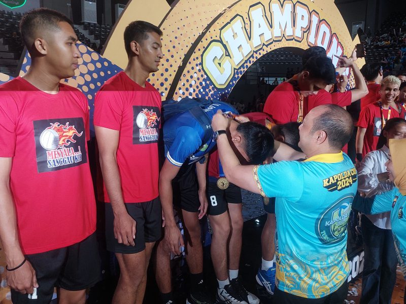 PUTRA  DARA NANTE MEMBAWA PIALA TURNAMEN KAPOLDA CUP VOLLY BALL SEKALBAR