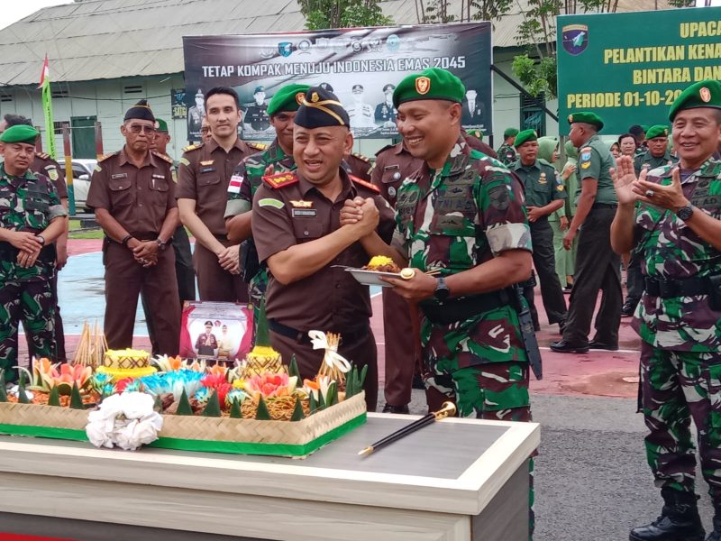 KAJARI SANGGAU BERSAMA DENGAN JAJARANNYA  BERIKAN KEJUTAN DI HARI HUT TNI Ke. 79.