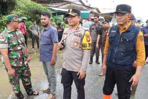 Pj. BUPATI SANGGAU DI DAMPINGI  DANDIM 1204/Sanggau  meninjau daerah banjir serta Tinjau Dapur umum.