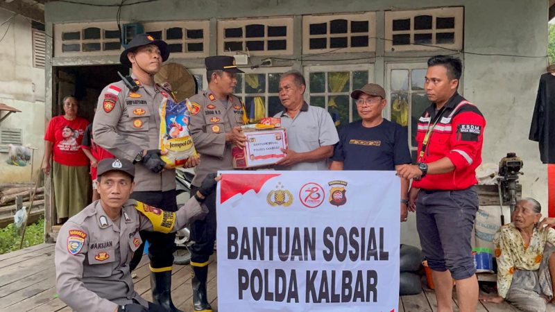 Polda Kalbar Nyalurkan Bantuan Sosial, Korban Banjir.