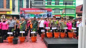 POLRES LOUCING PEKARANGAN PANGAN PERDANA DI TAMAN HOLTIKULTURA DI LINGKUNGAN MAPOLRES  SANGGAU- KALBAR