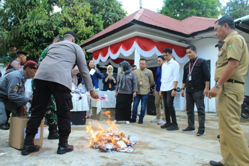 Komisi Pemilihan Umum (KPU) Kabupaten Sanggau melakukan pemusnahan surat suara.