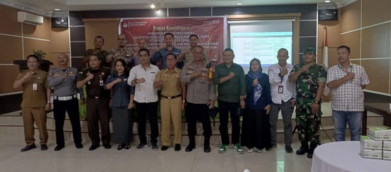 KETUA KOMISI PEMILIHAN UMUM (KPU) KABUPATEN SANGGAU.  MEMIMPIN RAPAT PLENO TERBUKA,