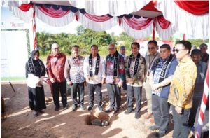 PJ Bupati Sanggau Temani Deputi Kementerian Koperasi UKM dalam Peletakan Batu Pertama Pembangunan Pabrik Minyak Makan Merah