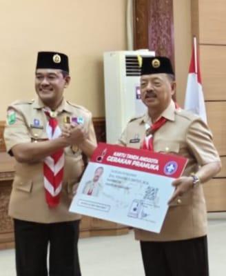 Penyerahan Kartu Anggota Pramuka Kabupaten Sanggau