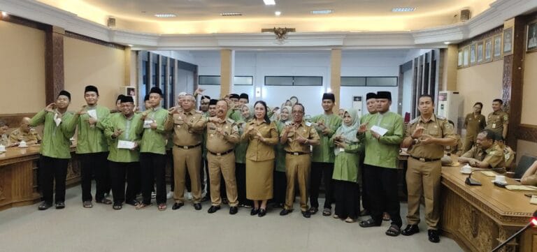 Juara Lomba MTQ ke XXXIII, Menerima Hadiah dari Pemda Sanggau dengan Menyandang Peringkat ke VIII